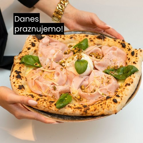 Uganeš, kaj?💡Svetovni dan pice! 📆🍕 V komentarju označi prijatelja/-ico, ki te mora peljati na eno. 💬

P.S. Če si med...